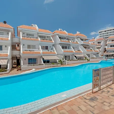 Serene Terrace And Pool דירה