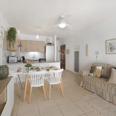 Serene Terrace And Pool דירה