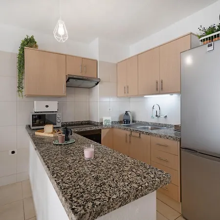 Serene Terrace And Pool דירה