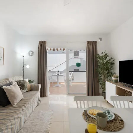 Apartamento Serene Terrace And Pool
