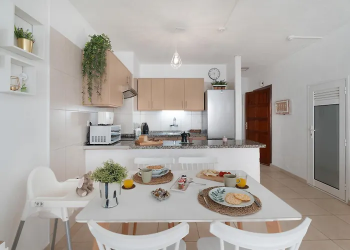 Serene Terrace And Pool 美洲海滩